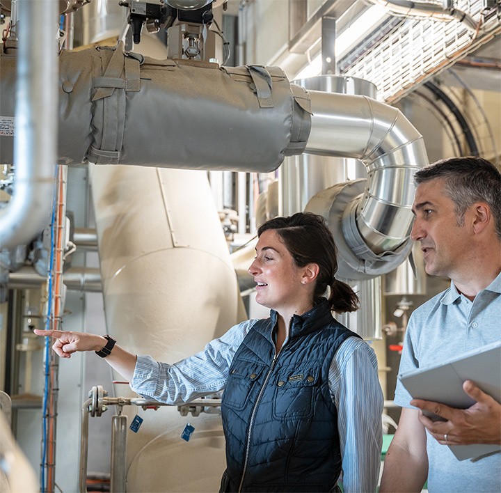 Des personnes dans une usine d'aliment