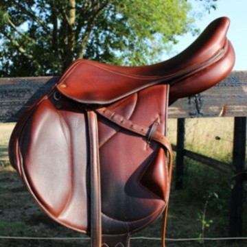 selle d'équitation graissée et nettoyée