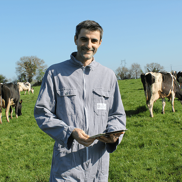 Easy map lait , un agriculteur dans un champs avec une tablette