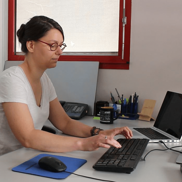 Collaboratrice devant son ordinateur