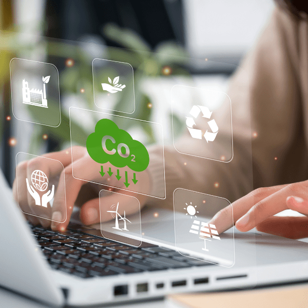 Mains devant ordinateur émission Co2