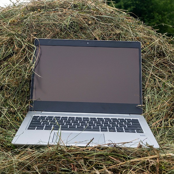 Ordinateur portable posé sur une botte de foin
